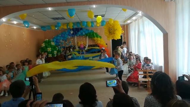 Танец с флагами Украины смотреть онлайн