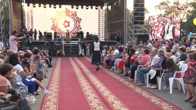 Дефиле в гагаузских национальных костюмах смотреть онлайн