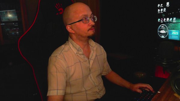 У подъезда, на лавочке.