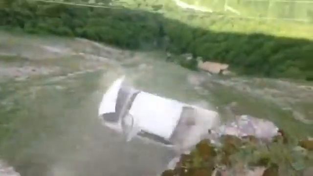 Бросили машину через обрыв смотреть онлайн