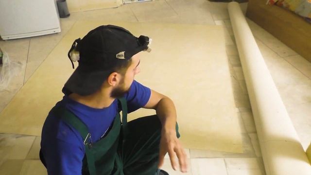 ПРИКЛЕИЛИ ЛИНОЛЕУМ НА ПОТОЛОК И НА СТЕНЫ! Очень быстрая отделка санузла. смотреть онлайн