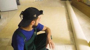 ПРИКЛЕИЛИ ЛИНОЛЕУМ НА ПОТОЛОК И НА СТЕНЫ! Очень быстрая отделка санузла.