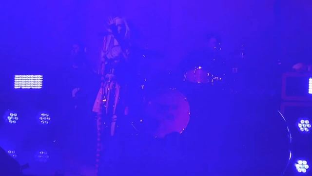 Avril Lavigne - I’m With You - 07/13/22 - Kia Forum, CA смотреть онлайн