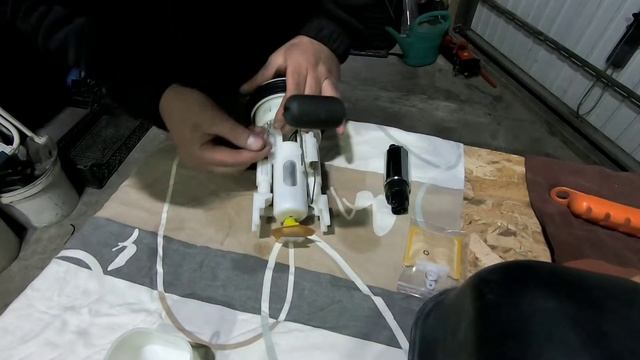 SUZUKI KINGQUAD 750 Disassembly Of The Fuel Pump