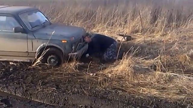 Амарок вытаскивает Ниву из грязи смотреть онлайн