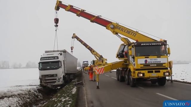 Работа автокранов по спасению тягача с полуприцепом смотреть онлайн