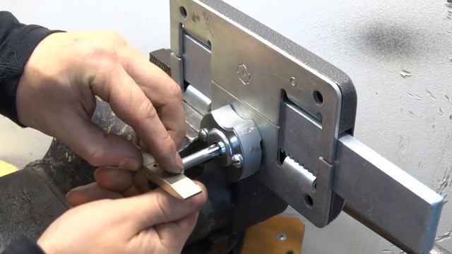 Как легко без ключей открыть гаражный замок кировский крест