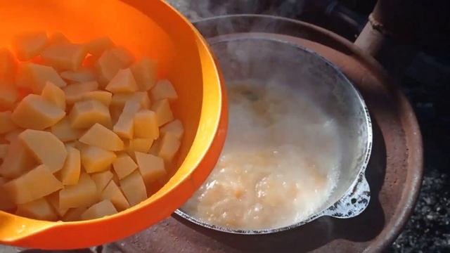 Суп с зелёным горохом на костре