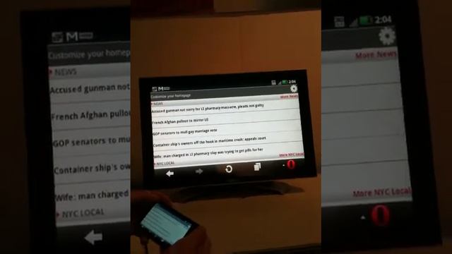 Motorola Gives CuteGeek a Droid X2 Demo at the 2011 CEA Line Show смотреть онлайн
