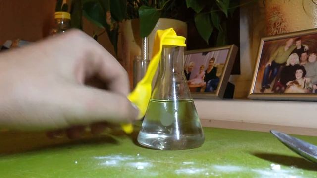 Уксусная кислота и пищевая сода наполняют газом шар. смотреть онлайн