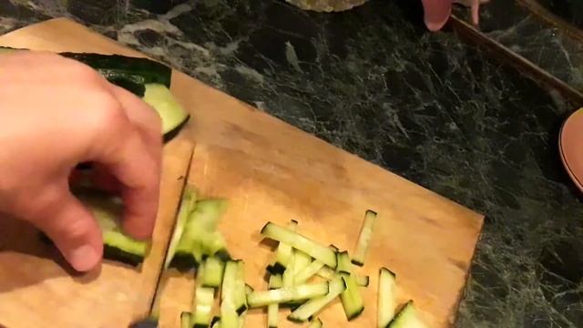 Как приготовить вкусный салатик. Крабовый салат смотреть онлайн