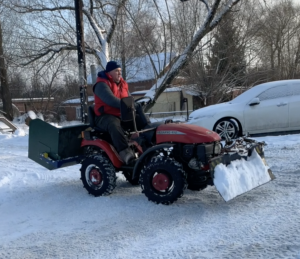 МТЗ 152. Уборка снега самодельным ковшом.