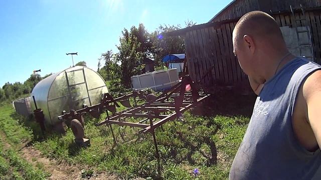 Сварил оградку, ходим болтаем