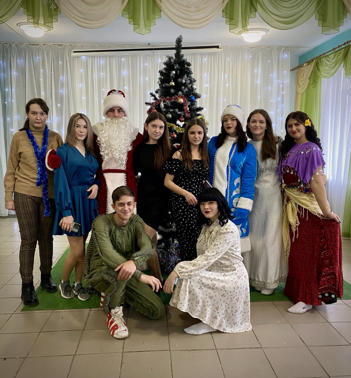 Новогодний праздник в школе смотреть онлайн