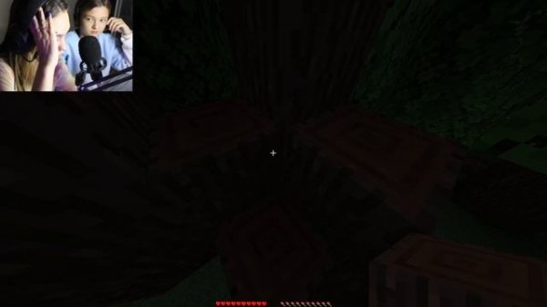 МЛАДШАЯ СЕСТРА УЧИТ МЕНЯ ИГРАТЬ В МАЙНКРАФТ!