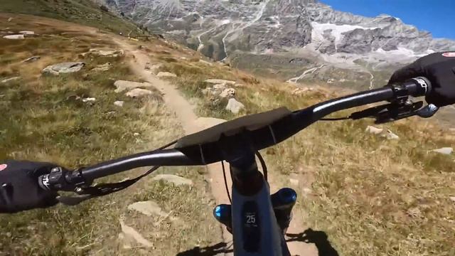 ОПАСНЕЙШИЙ СПУСК ПО ГОРЕ В ГОРОД НА ВЕЛОСИПЕДЕ смотреть онлайн