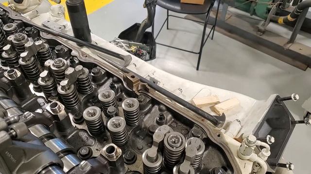 Volvo Penta D9 Electronic Unit Injector removal and Rocker arm shaft re-installation смотреть онлайн