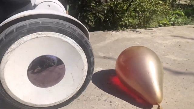 Раздавили разноцветные воздушные шары с водой гироскутером