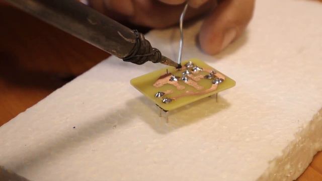 700 mW Minimalist CW Transmitter With One Transistor смотреть онлайн