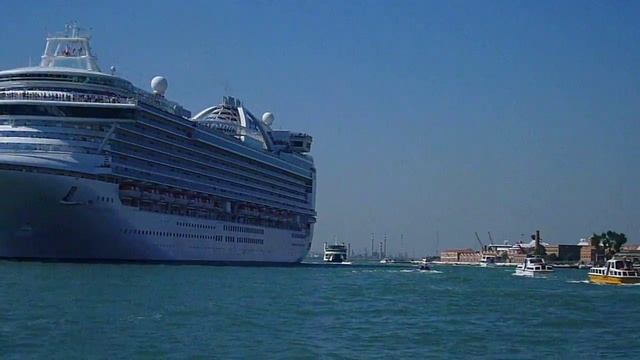 Круизный лайнер в Венеции (Италия). смотреть онлайн