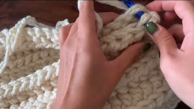 простая обьемная шапка крючком как из шоурума смотреть онлайн