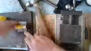 Обжимка гильз 20 калибра самодельной приспособой.