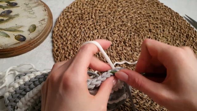 ? СВЯЖИ САМА ? подушку для дивана крючком | как связать чехол из трикотажной пряжи #вязанаяподушка смотреть онлайн