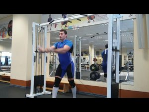 Сведение рук в кроссовере стоя с нижнего блока: техника выполнения