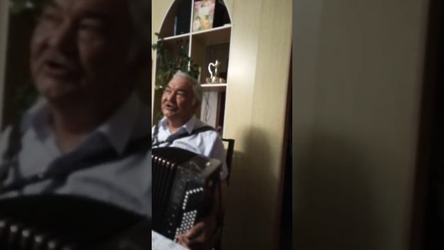 Гармунда уйнай һәм йырлай Юлай "Дим буйҙары һары сәскә" смотреть онлайн
