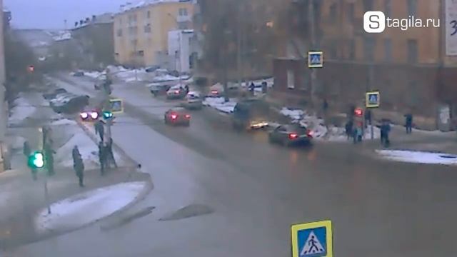 Мужчина на светофоре в центре Нижнего Тагила смотреть онлайн