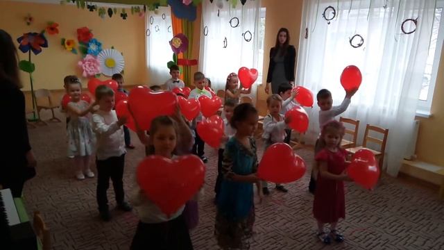 Танец с сердечками на 8 марта в садике смотреть онлайн