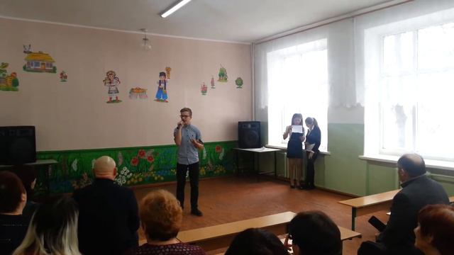 Марк Коваленко поет песню Чернобривцi. Поздравляет учителей в школе . смотреть онлайн