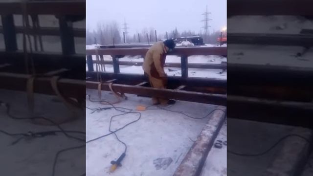 Сварщик первый раз держыт балгарку Коми усинск смотреть онлайн