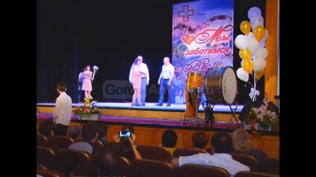 Люди в белых халатах отмечают профессиональный праздник в Армавире смотреть онлайн