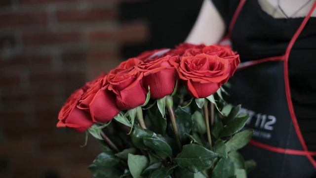 19 ярко-красных роз в букете (Эквадор) смотреть онлайн