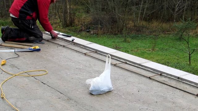 Готовлюсь к зиме. Временно накрываю крышу гаража пленкой. смотреть онлайн