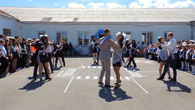 Последний звонок, танец 11 класса "Slipping away", 25.05.2017 (МОУ Есаульская СОШ) смотреть онлайн