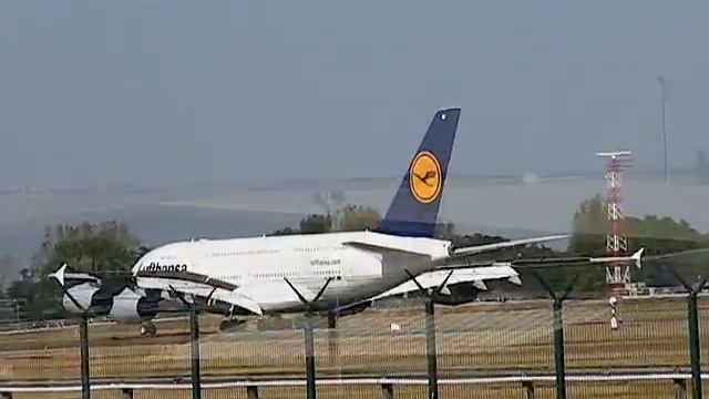 Lufthansa Airbus A380 at Liszt Ferenc Airport in Budapest смотреть онлайн