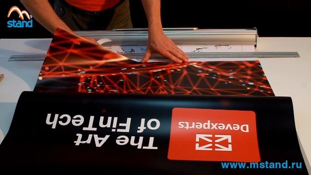 Монтаж плаката в Roll up стенд смотреть онлайн