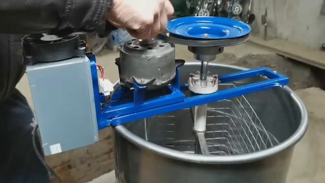 Самодельная медогонка || homemade honey extractor смотреть онлайн