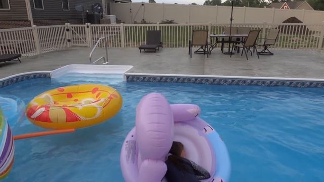 The Pool Is LAVA! Pool Games смотреть онлайн