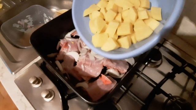 Кролик в духовке с картофелем и зелёным горошком ,рецепт. смотреть онлайн