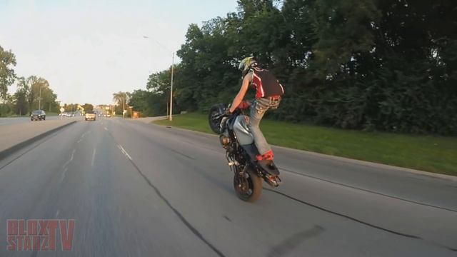 SCRAPE CITY Street Motorcycle STUNTS Street Bike WHEELIES B-4 BLOX STARZ Riding WHEELIE смотреть онлайн
