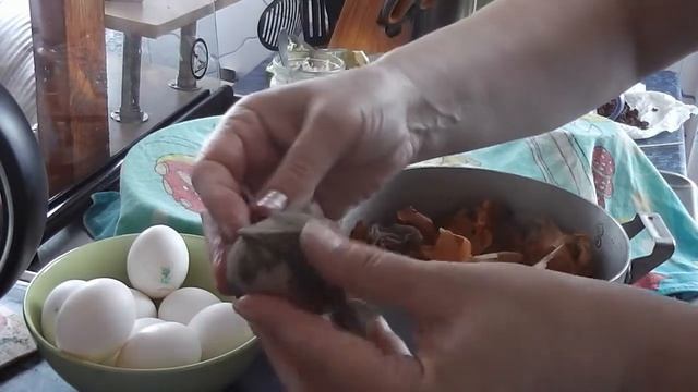 Рецепт: Яйца, крашенные в луковой шелухе смотреть онлайн