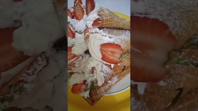 #трубочки хрустящие с кремом, бананом и клубникой.Наполнение можно любое.#выпечка смотреть онлайн