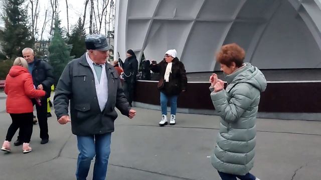 А БЕЛАЯ ЗИМА НАЧАЛАСЬ ВНЕЗАПНО! 18 НОЯБРЯ 2023 ТАНЦЫ ХАРЬКОВ УКРАИНА смотреть онлайн
