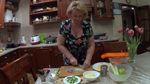 Салат с черешкового сельдерея с сыром, яйцами и овощами. смотреть онлайн