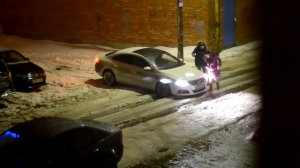 Девушки толкают застрявший Пассат