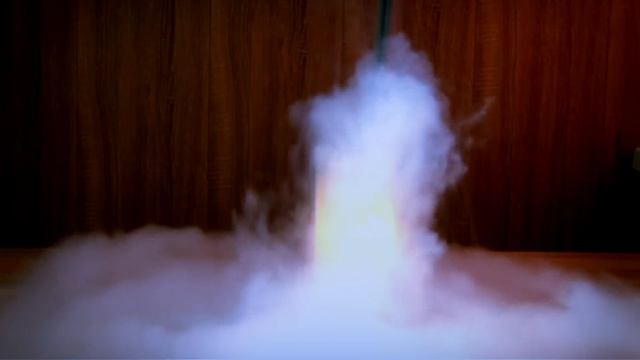 ЖИДКИЙ АЗОТ VS БЕНГАЛЬСКИЙ ОГОНЬ. Что будет если опустить БЕНГАЛЬСКИЙ ОГОНЬ в ЖИДКИЙ АЗОТ?