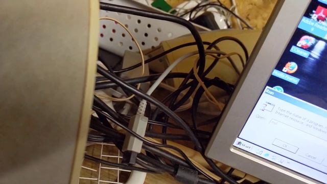 Windows 2000 on a 1.60GHz Intel Celeron 420 PC. смотреть онлайн